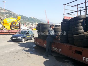 Foto sequestro pneumatici nel Porto